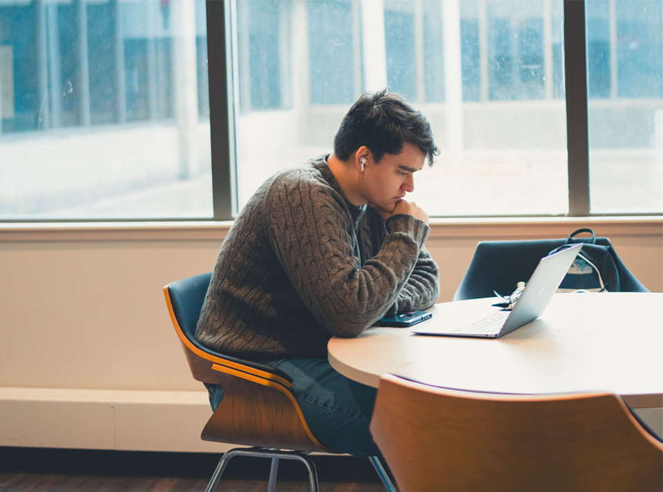 Student participating in flexible online learning through CSU Pueblo